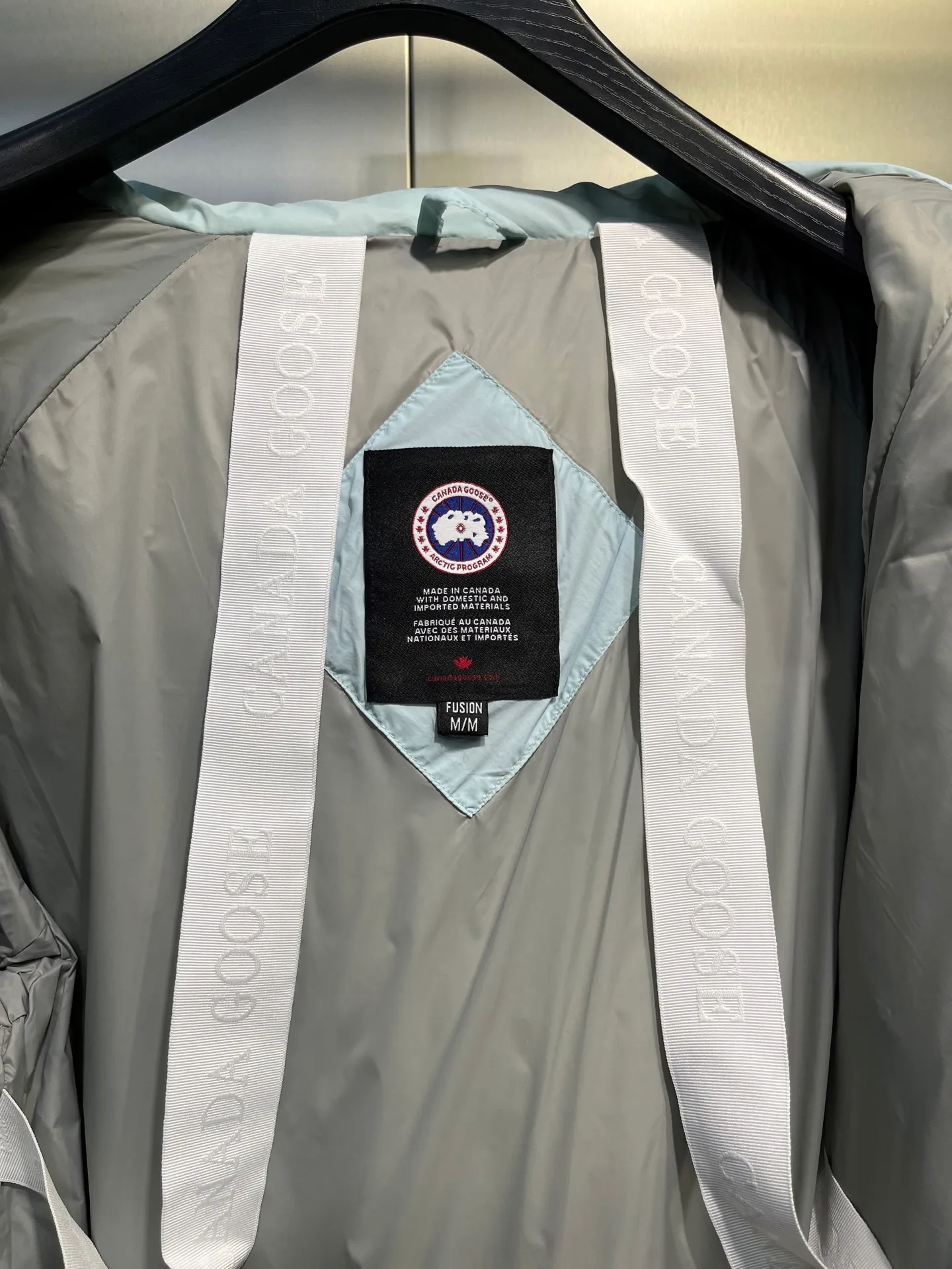 P740 Big Goose Capsule White Label Down Canada Goos* Canada Goose's new limited white label bread jacket, the same style for men and women, filled with 625 fill power white goose down, and the fabric has a satin feel. Suitable for wearing in spring and autumn in various cities, this model has a stand-up collar design, classic and versatile, and has good thermal insulation effect! Fabric + Features: ✅Fabric: 85% polyester, 15% cotton, windproof and waterproof ✅Lining: 100% polyester, windproof and waterproof ✅Filling: 80% pure white duck down, 20% pure white feathers ✅Fillness: 625 ✅Care instructions: Dry cleaning ✅Zipper: Genuine YKK two-way entrance zipper ✅TEI Temperature Feeling Index 1: Lightweight minus 5 degrees to 5 degrees Technology: ✅The fabric is made of CORDURA polyamide fabric, which is a new functional fabric and a leading technological product. The durability is 2 times higher than ordinary nylon fabric. Wear resistance, strong tear resistance, good hand feel and good color. ✅The liner is filled with imported 625 fill power 90 white duck down, the liner is reinforced with anti-runaway velvet liner, and the fly on the front center fly is designed with snap buttons to prevent ventilation and rain. Whether it is hiking, urban walking or polar exploration, this model can help you find the Cana that suits your body, activities and lifestyle. Color: pink, blue, black, white Size: xs-l